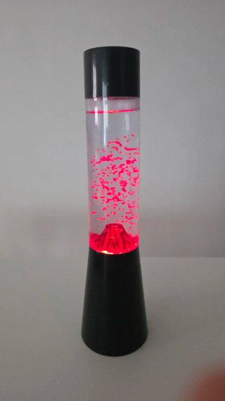 Lámpara de lava roja y negra. Carga por usbc