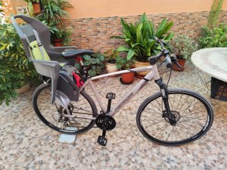 Bicicleta Merida con silla para bebé