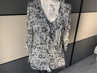 Camisa Estampada con Pedrería
