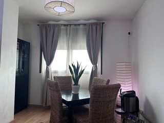 Mesa Extensible Negra y 4 Sillas.