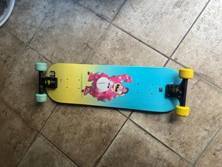 Skateboard con diseño colorido