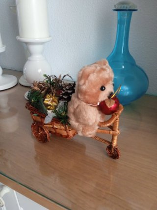 Osito Navideño en Carrito de Mimbre