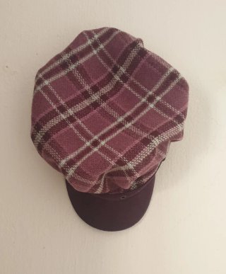 Gorra de cuadros morada
