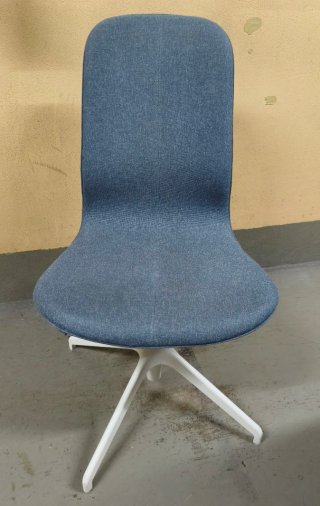 Silla de escritorio gris.