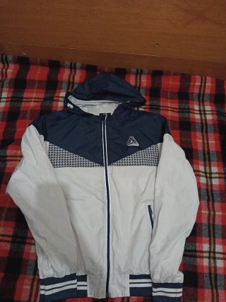 Chaqueta para lluvia azul y blanca