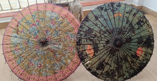 Coppia di ombrelli orientali vintage
