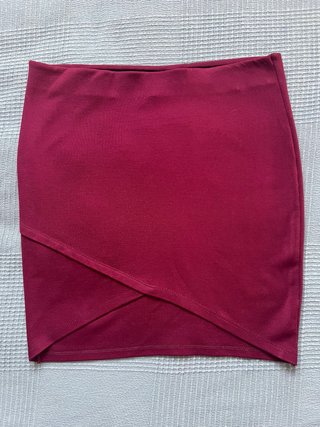 Falda asimétrica Stradivarius roja