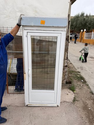 Puerta de Aluminio Blanca con Cristal