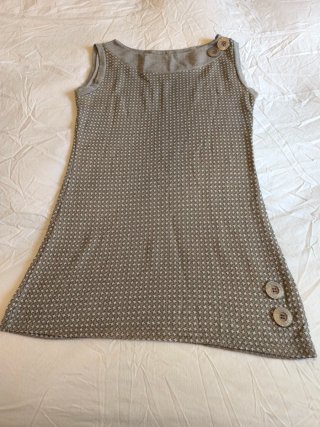 Jersey sin mangas gris con botones