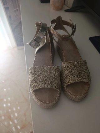 Cuñas Doradas con Detalle Bordado