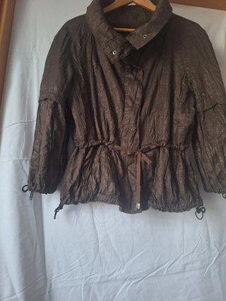 Chaqueta Marrón con Ajuste en Cintura