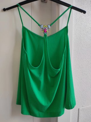 Blusa Verde Espalda en Y con Pedrería