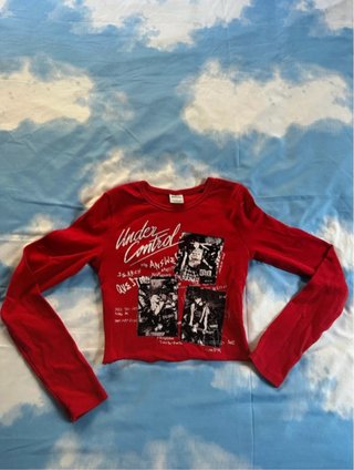 Camiseta roja de manga larga estampada