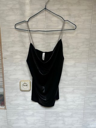 Top de fiesta negro con tirantes brillantes