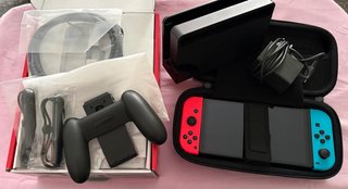 Nintendo Switch OLED con todos los elementos