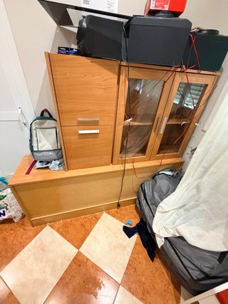 Mueble de salón con vitrina y cajones