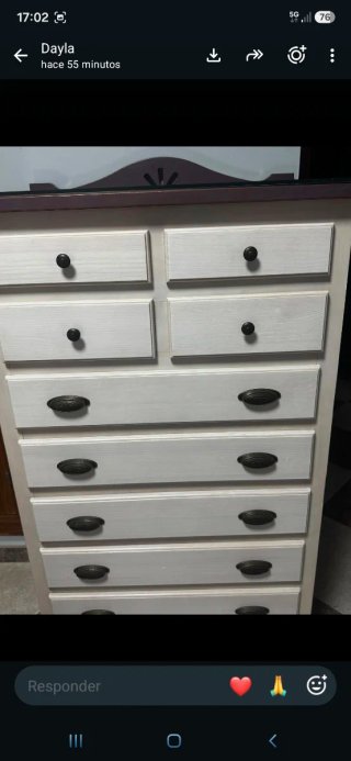 Cómoda y mesita de noche de madera