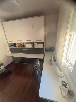 Habitación juvenil con escritorio y armario