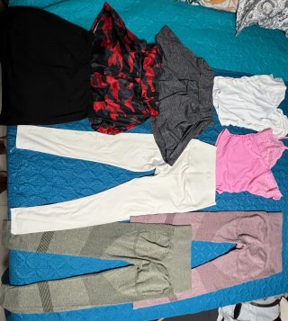 Lote de 8 prendas mezcladas , deportivas y blusas