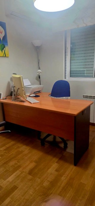 Mesa de despacho de madera