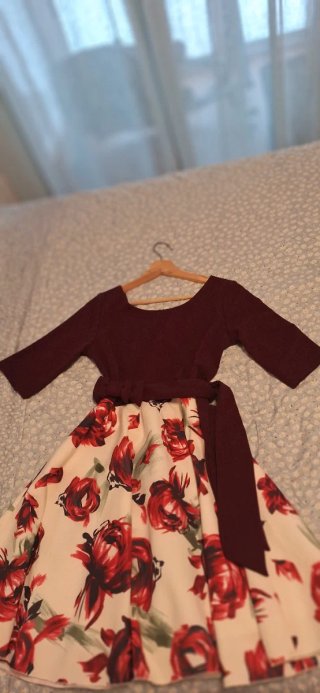 Vestido de eventos con falda estampada.