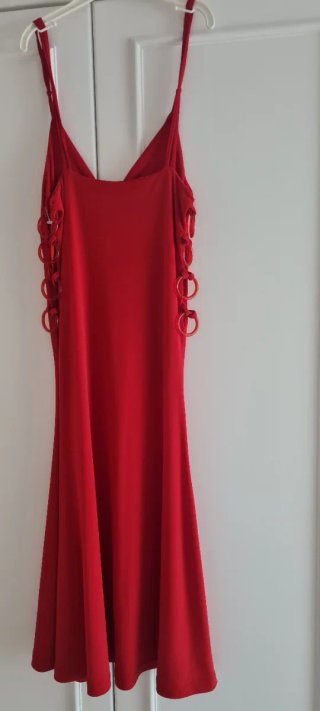 Vestido rojo de tirantes  con detalle de anillas.