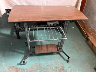 Mesa de televisión vintage con ruedas