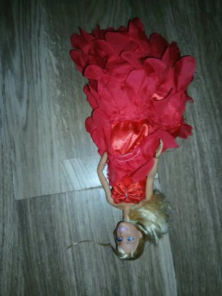Muñeca Barbie con vestido rojo