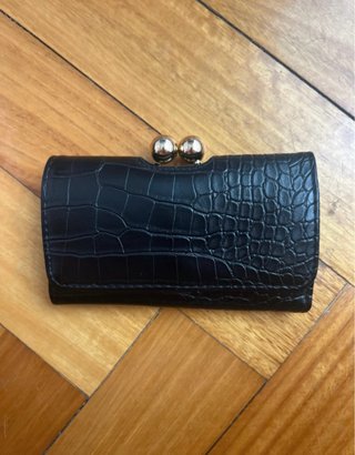 Cartera Negra con Cierre de Bolas