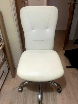 Silla de escritorio blanca con ruedas