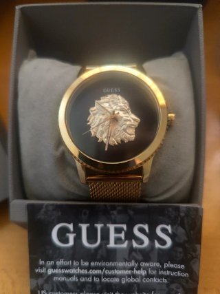 Reloj GUESS Dorado con Esfera Negra Con un León