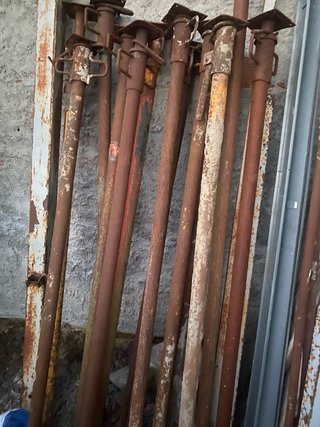 20 puntales de obra, de 3 metros