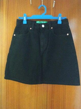 Falda vaquera negra United Colors of Benetton