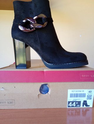 Botines Negros Merry Scott Talla 40 con cadenas