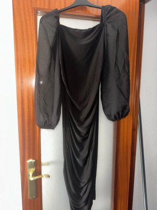Vestido Negro con Mangas Abullonadas
