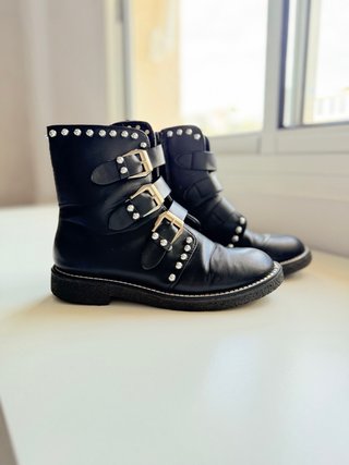 Botines negros con hebillas y tachuelas