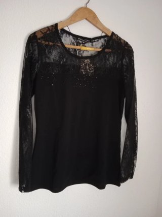 Camiseta negra con detalles de encaje