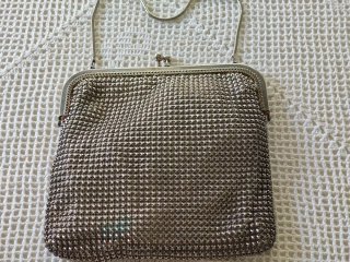 Bolso de mano antiguo de rejilla plateada