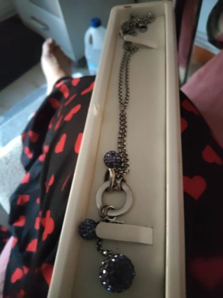 Colgante con esferas moradas brillantes