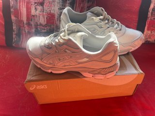 Zapatillas Asics Gel Blancas y Grises