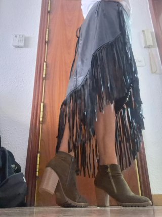 Falda negra con flecos