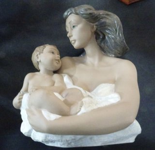 Figura Ceramica Madre con Hijo NAO by LLADRO