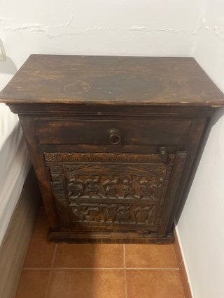 Mesa de noche rústica de madera
