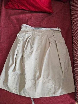 Falda Beige con Pinzas