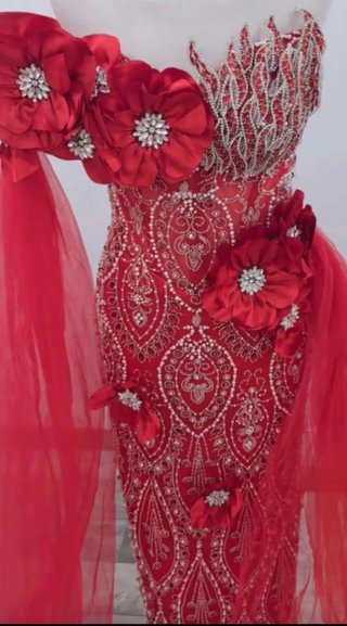Vestido de fiesta rojo con pedrería y flores