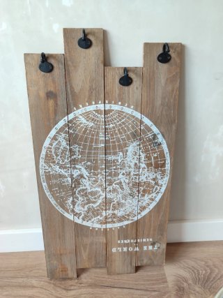 Perchero de Pared de Madera con Mapa