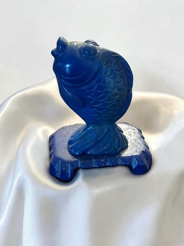 Pez decorativo tallado en piedra azul