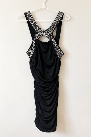 Vestido de fiesta negro con pedrería