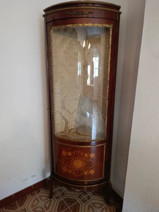 Vitrina esquinera estilo Luis XVI