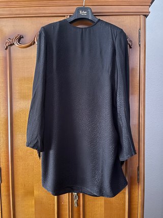 Vestido negro con estampado y flecos